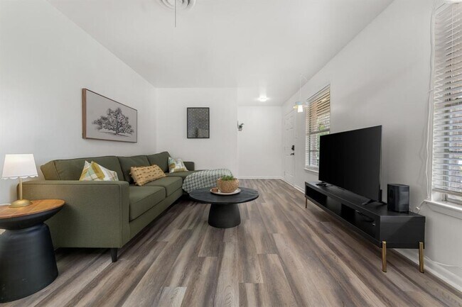 Building Photo - 7105 Lilac Ln