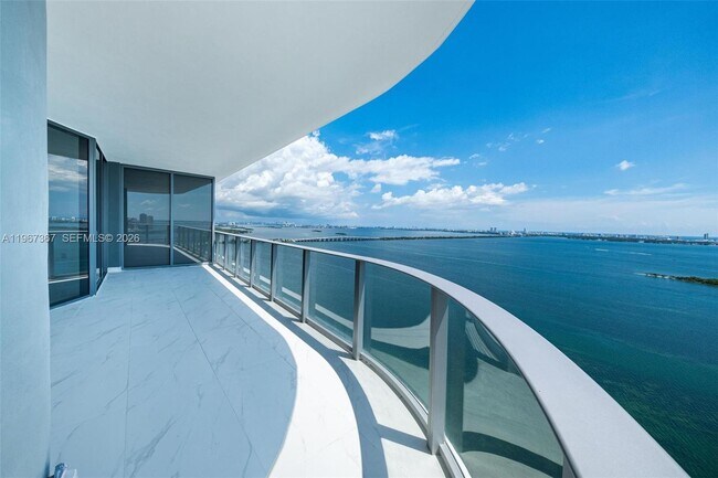 Building Photo - 700 NE 24th St