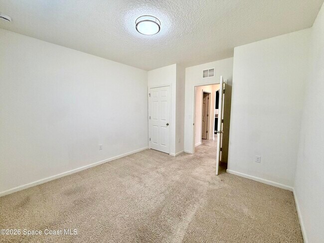 Building Photo - 388 Coyote Dr