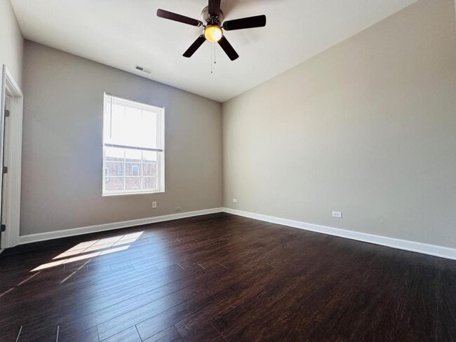 Building Photo - 5320 S Wabash Ave