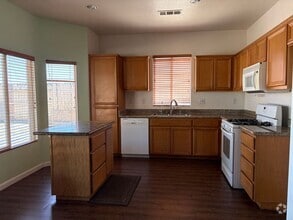 Building Photo - GRAND 4-Bedroom Home in Tehachapi City
