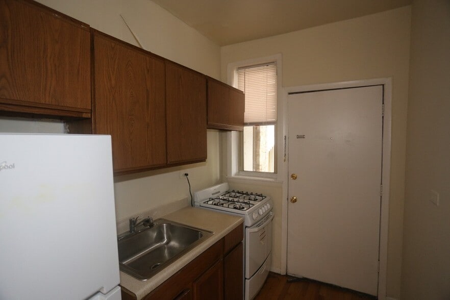 Building Photo - 714 W Barry Ave