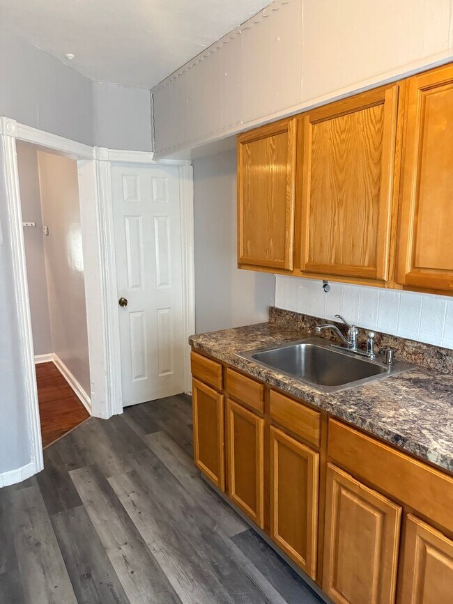 Building Photo - 3 Bedroom Home Steps to LaSalle University