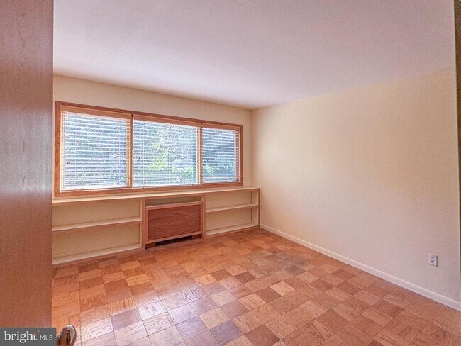 Building Photo - 4720 Chevy Chase Dr