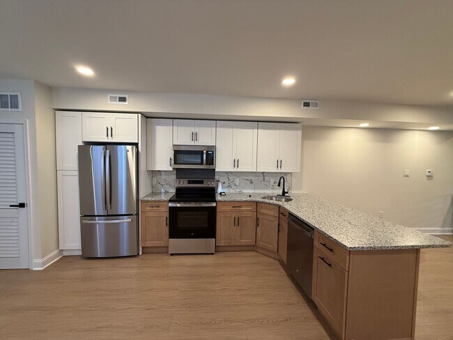 Building Photo - 1402 S 54th St