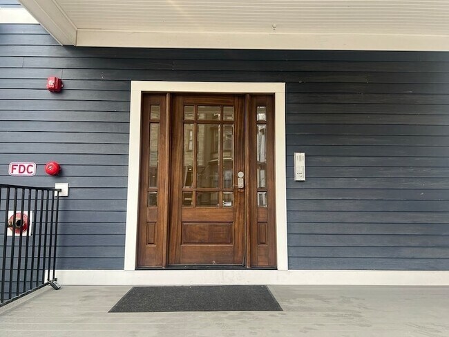 Building Photo - 360 Meridian St