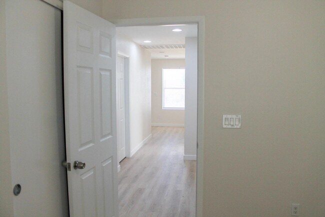 Building Photo - Gorgeous 4Bed/2.5Bath/2Car home located in North Las Vegas Raven Hill gated community!