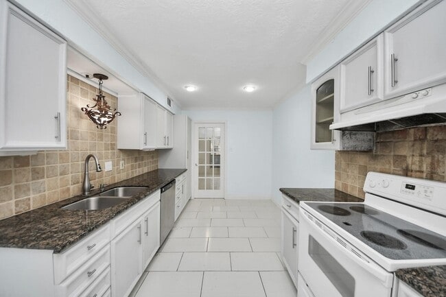 Building Photo - 832 Wax Myrtle Ln