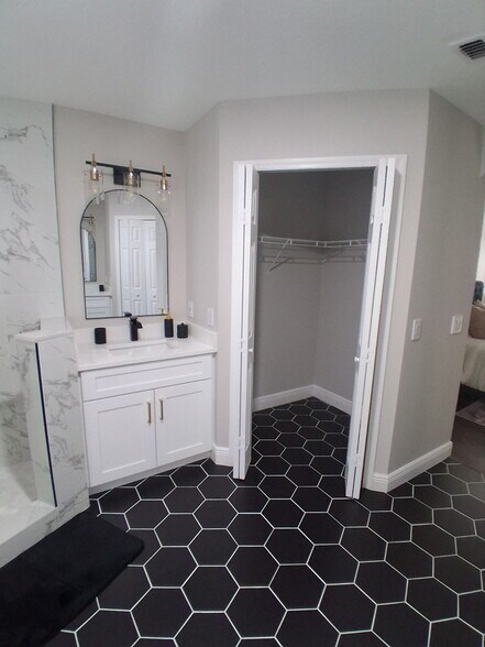 Building Photo - 4624 Cumbrian Lakes Dr