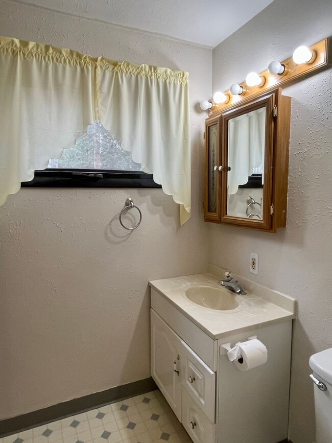 Building Photo - Pet friendly 2 bedroom, utilities included