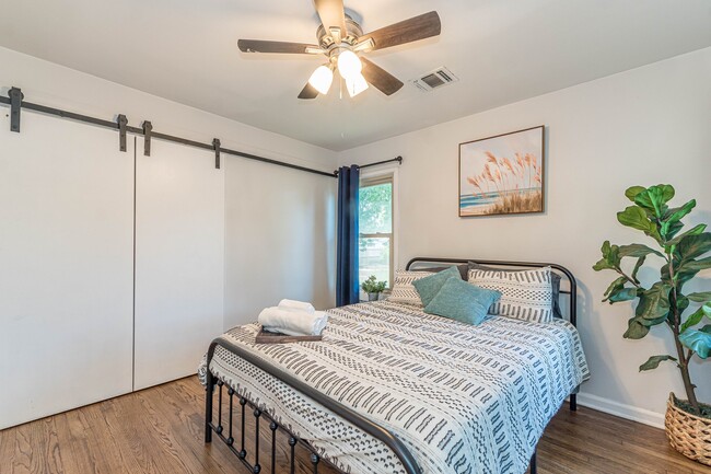 Building Photo - 409 Aero Ave