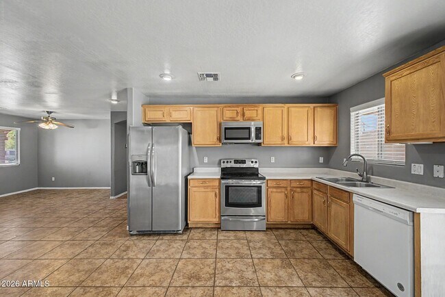 Building Photo - 11207 W Hopi St
