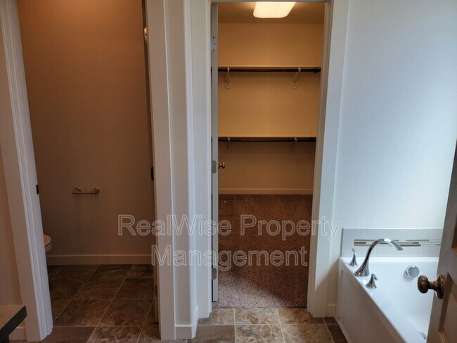 Building Photo - 2482 NW Glen Oak Ave