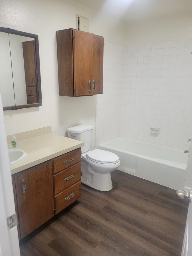 Building Photo - 165 W 910 S