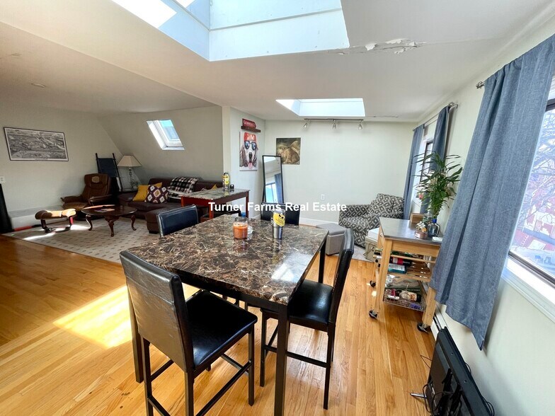 Building Photo - 10 Evergreen Ave