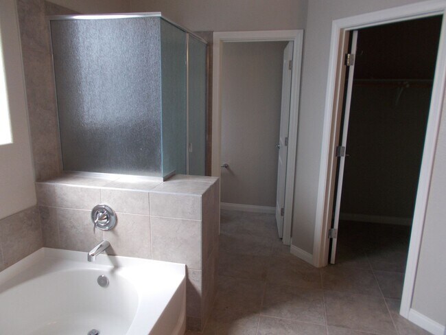 Building Photo - Immaculate 4 BR, 3.5 Bath, 2 Car Garage Ho...