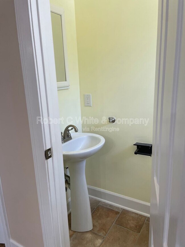 Building Photo - 402 Cambridge Cmns