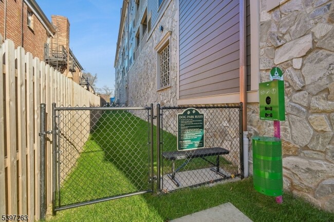 Building Photo - 106 Montgomery St