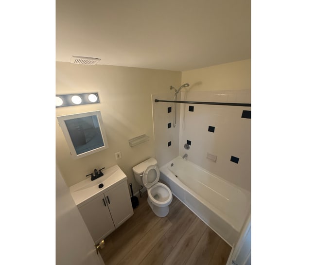 Building Photo - Bright & Modern 1 Bedroom Condo in quiet, ...