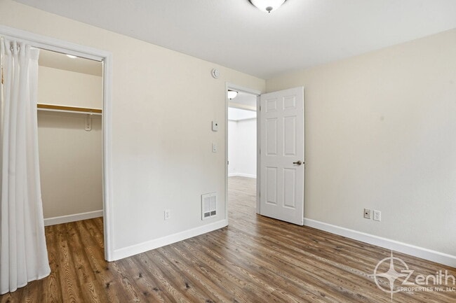 Building Photo - 13902 NE Piper Rd