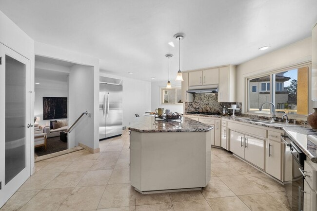 Building Photo - Custom Del Cerro Home with Views