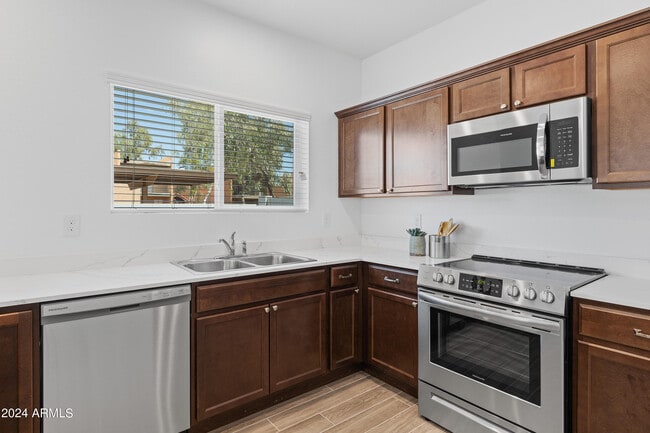 Building Photo - 2842 E Tracy Ln