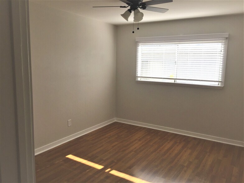 Building Photo - 12641 Vanowen St