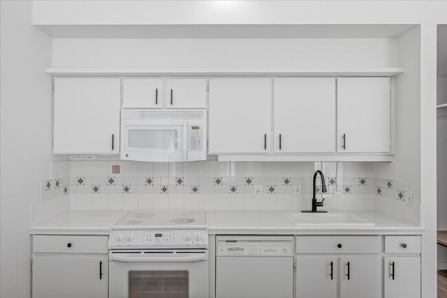 Building Photo - 4 Touchstone Dr