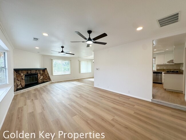 Building Photo - Beautiful home on a private, quiet street in Vista!