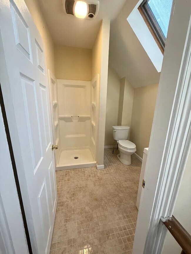 Building Photo - No Fee Single Family House with 5 Parking Spaces Included!  Laundry in Unit!