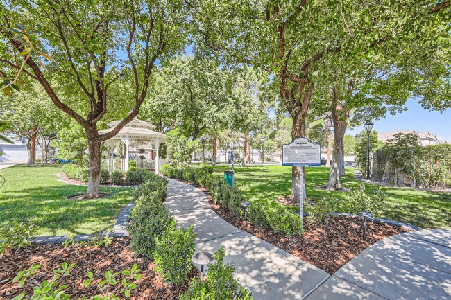 Building Photo - Gorgeous Home in Gated Community!