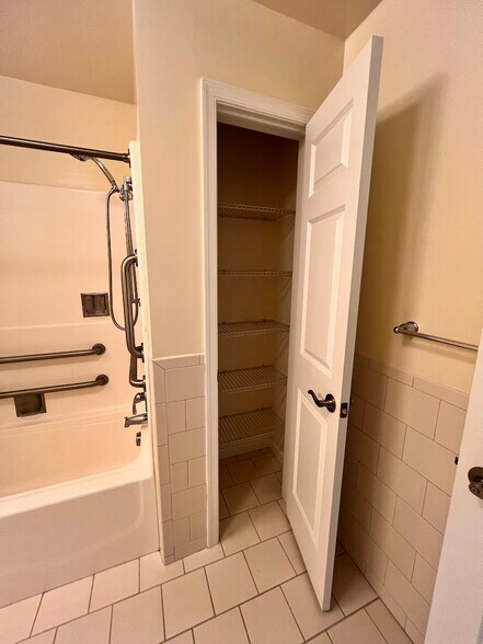 Primary Photo - 140 Hudson Ave