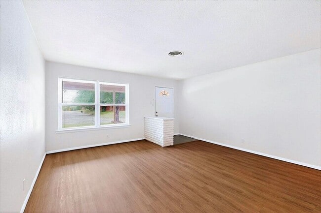 Building Photo - 3632 Venice Dr