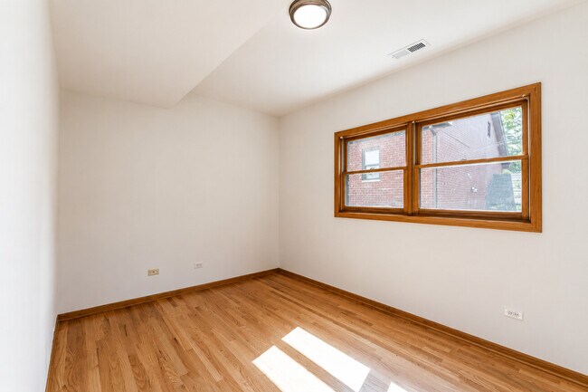 Building Photo - 1343 N Leavitt St