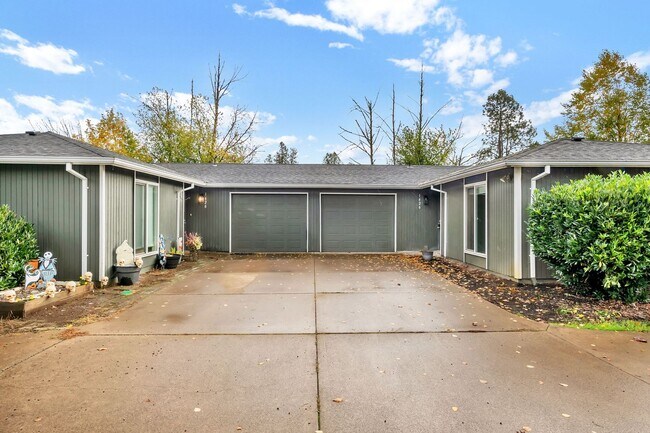 Building Photo - 1628-1628 Madras St SE