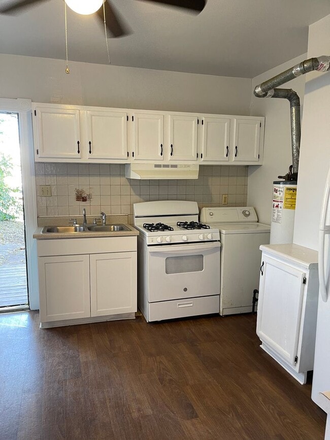 Building Photo - Large 3 bdrm/1 bath Home Within Walking Distance to VCU!