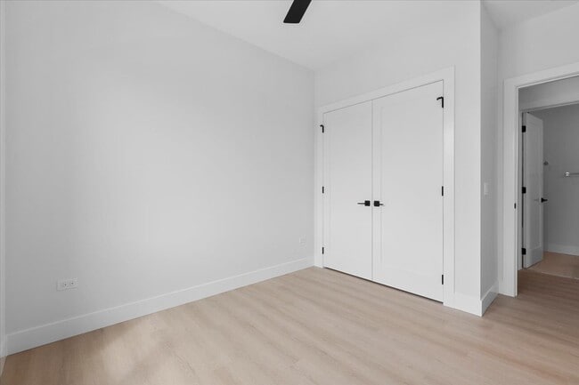 Building Photo - 906 W Dakin St