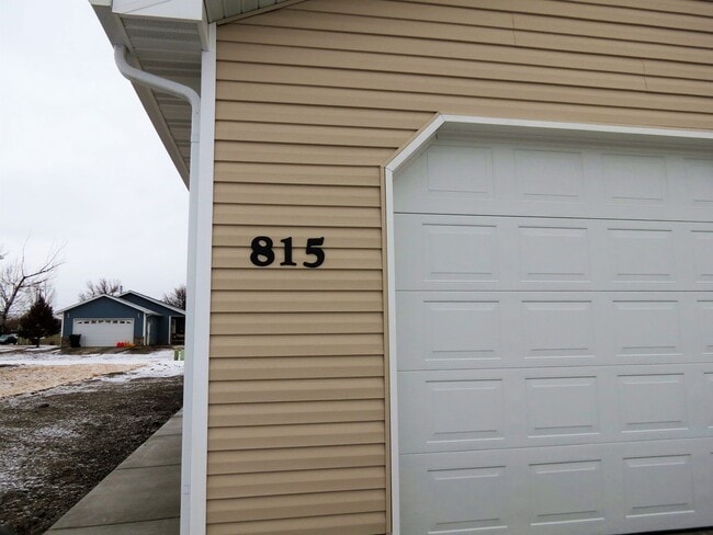 Building Photo - r813