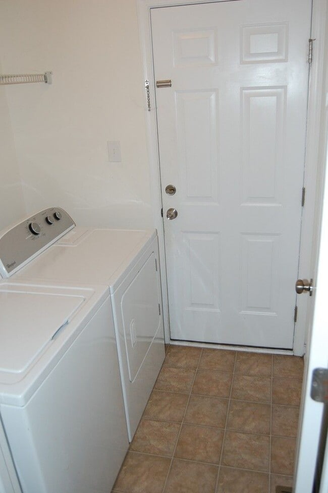 Building Photo - 2218 Midview Rd