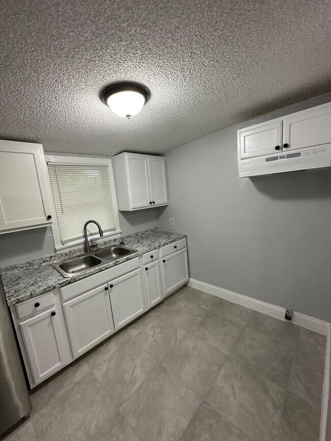 Building Photo - Fully Renovated 3/1.5 Available for Immedi...