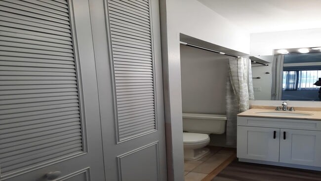 Building Photo - 3900 Bayside Dr