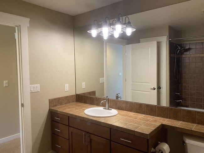 Building Photo - Spacious 3 Bedroom/ 3 Bathroom Near Boat L...