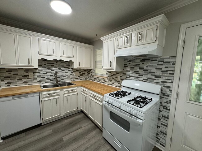 Building Photo - Beautifully Redone