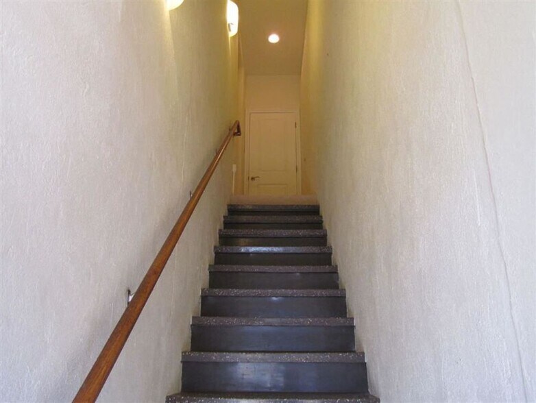 Building Photo - 115 W Main St