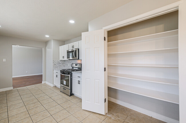 Building Photo - 12402 Greenmesa Dr