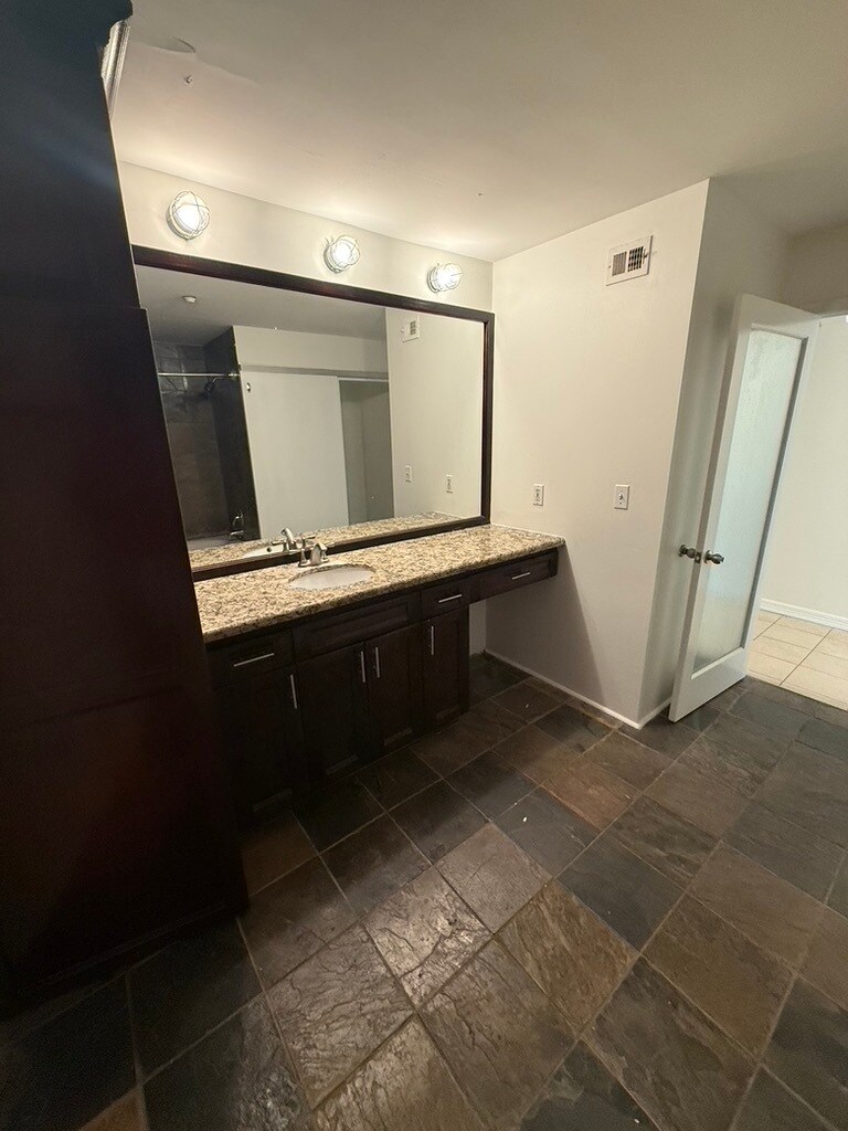 Building Photo - 705 Main St