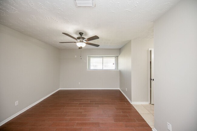 Building Photo - Coming Soon! Southwest Houston 3 bed/2 bat...