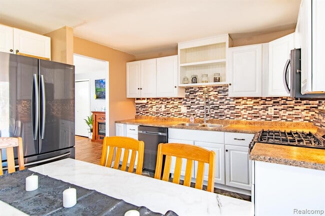 Building Photo - 2163 Hemlock Dr