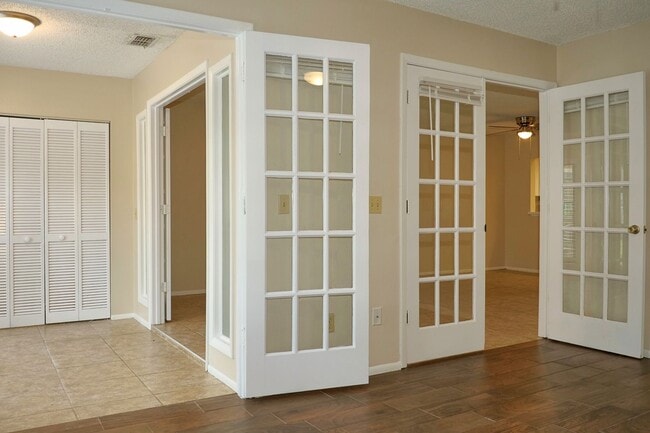 Building Photo - Spacious 2bd 2bth home with bonus room!