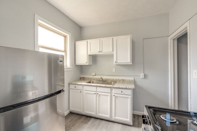 Building Photo - 2-Bedrooms